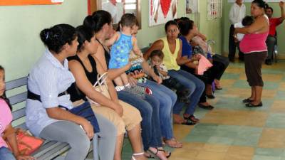 Madres con sus bebés en brazos y ancianos tienen que esperar varias horas para ser atendidos, al final solo reciben recetas.