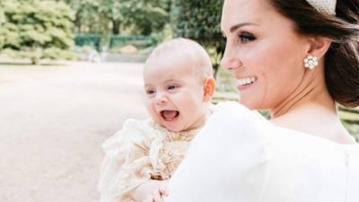 El palacio de Kensington publicó hoy cuatro fotografías oficiales del día del bautizo del hijo menor de los duques de Cambridge, el príncipe Luis, tomadas por Matt Holyoak.