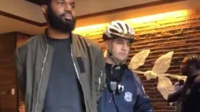 Rashon Nelson y Donte Robinson fueron arrestados cuando esperaban a un amigo en un Starbucks de Filadelfia sin haber consumido en la tienda./Twitter Melissa del Pino.