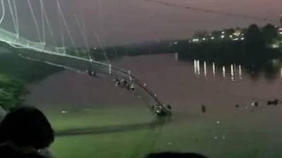 Más de 30 grupos de rescate, entre buzos de la Armada, médicos del Ejército, y cinco equipos de la Fuerza Nacional de Respuesta a Desastres (NDRF), botes y helicópteros, fueron enviados al lugar.