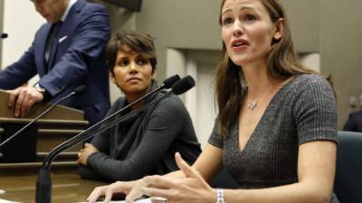 Las actrices Halle Berry y Jennifer Garner haciendo la solicitud de la ley.
