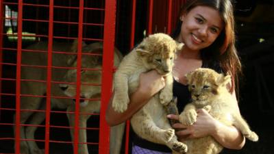 La bella Sharon Cairoli hace aeróbicos en el aire durante la función, ella no vaciló en posar con los cachorros que nacieron hace un mes.
