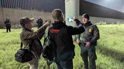 Periodista de LA PRENSA hace entrevista a Andrés García, agente de la Patrulla Fronteriza.