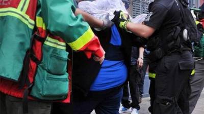 El narcotraficante fue auxiliado por los bomberos y trasladado al hospital.