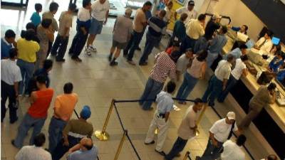 Los bancos organizaron los horarios para poder atender a sus clientes hasta el último día del año.