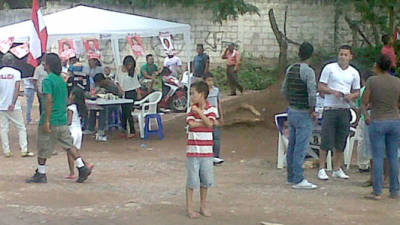 Ambiente electoral en la escuela Nicólas Montes en el barrio Mata de Caña en Comayagua, Comayagua.