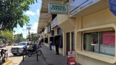 Los asaltantes huyeron con rumbo desconocido.