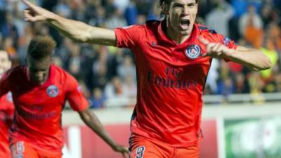 PSG's Edinson Cavani reacts after missing a chance on goal during the French League One soccer match between Paris Saint Germain and Saint Etienne at the Parc des Princes stadium in Paris, France, Friday, Aug. 25, 2017. (AP Photo/Kamil Zihnioglu)