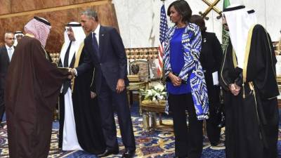 El nuevo rey saudí, Salman bin Abdelaziz saludó al presidente Obama pero ignoró a la primera dama de Estados Unidos.