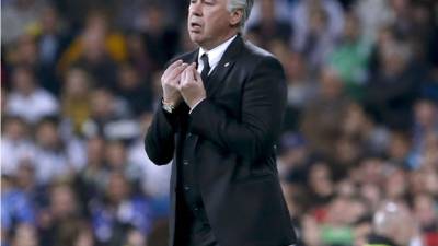 Carlo Ancelotti da instrucciones a sus jugadores durante el juego ante Levante.