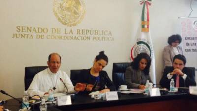 Los senadores del PAN y PRD junto al padre Alejandro Solalinde en la reunión ayer en el Senado Mexicano.