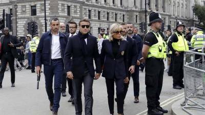 El presidente francés Emmanuel Macron y su esposa, Brigitte, llegan a Westminster Hall para visitar la capilla ardiente de la difunta reina Isabel II este 18 de septiembre.