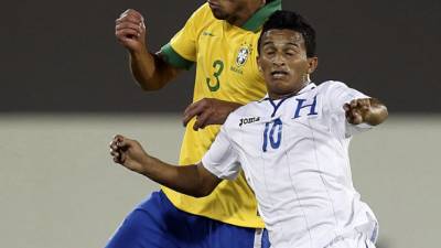 Isaac Borjas salta por el balón con el brasileño Lucas.