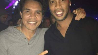 Esta fue la foto que subió el catracho al lado del brasileño.