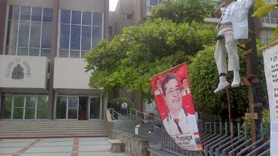 El doctor se crucificó frente a la Corte Suprema de Justicia de Honduras luego de que se le negara la candidatura a la Alcaldía de Tegucigalpa.