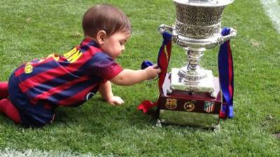 Shakira, Gerard Piqué y Milan junto a la Supercopa de España en el Camp Nou.