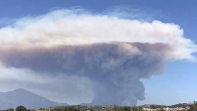 Un nuevo incendio forestal, bautizado como Holy Fire (Fuego Santo) avanza sin control por el sur de California amenazando los condados de Riverside y Orange, mientras miles de bomberos combaten sin parar los fuegos esparcidos en todo el estado en condiciones de calor y poca humedad, que solo alimentan las llamas.