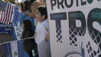 Unas personas gritan consignas bajo el lema 'Salvemos TPS', durante una manifestación a favor de familias centroamericanas acogidas por el Estatus de Protección Temporal (TPS) el 24 de octubre de 2017, en frente de la Casa Blanca en Washington, DC (Estados Unidos). EFE/Archivo
