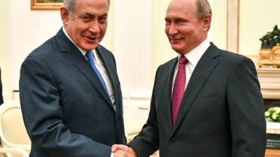 El presidente ruso, Vladímir Putin (d), estrecha la mano del primer ministro israelí, Benjamin Netanyahu (i), en una imagen de archivo. EFE/Archivo