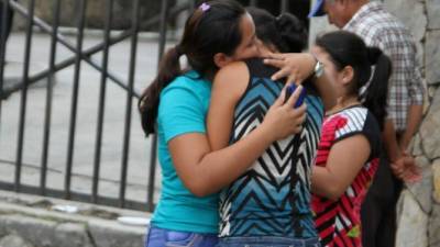 Bessy Castellanos, madre de la pequeña es consolada por sus familiares y amigos.