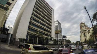 En el corazón de San Pedro Sula se alza imponente el edificio de Banco Atlántida, muestra de su solidez. Foto: Wendell Escoto