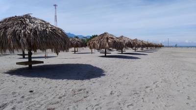 Hace muy poco esta área frente al Partenón esta ocupada por el mar, inclusive las olas llegaban hasta la piscina del hotel, ahora es una bonita playa de unos mil metros que se ha construido recientemente.