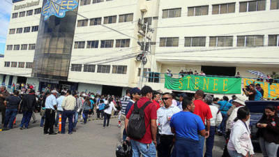Las manifestaciones del STENEE siguen en la calles frente a la institución de energía eléctrica.
