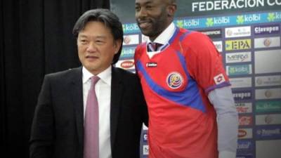 Eduardo Li, presidente de la Federación tica, presentó a Wanchope.