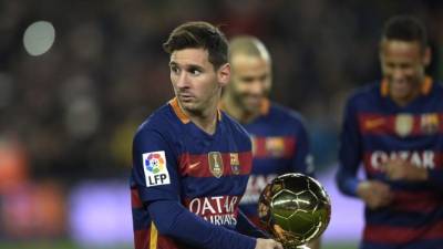 El delantero argentino del Barcelona Lionel Messi sólo sufre 'pequeñas molestias' en los isquiotibiales de la pierna derecha, según han informado este lunes los servicios médicos del club catalán.