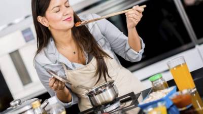 Existen ollas inteligentes para cocción lenta que no necesitan que mamá esté pendiente en todo momento. Foto: iStock.