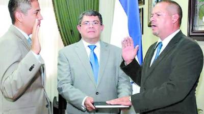 Se trata de Camilo Jananía y Raúl Midence. Jananía laboraba como director de la Comisión Administradora del Petróleo (CAP). Midence se desempeñaba como titular de Protección al Consumidor.