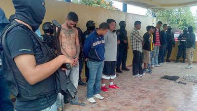 Los detenidos serán puestos a la orden del Ministerio Público bajo los cargos de portación ilegal de armas, asociación ilícita, posesión y tráfico ilegal de drogas y por el uso ilegal de indumentaria policial.