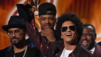 Bruno Mars se llevó el premio a mejor álbum por 24k Magic. / AFP PHOTO / Timothy A. CLARY