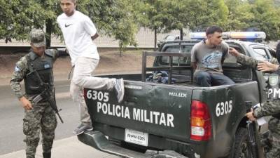 Los presuntos responsables al momento de ser detenidos por agentes de la Policía Militar.