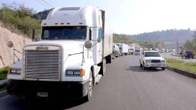 Vehículos de transporte de carga a orilla de una carretera en Honduras | Fotografía de archivo