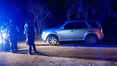 Escena en donde fue encontrado el cuerpo de Fabiana Barahona dentro de un carro en la colonia Valle de Sula, de San Pedro Sula.