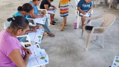 Facilitadores enseñando a leer y escribir con el método cubano “Yo sí puedo”.