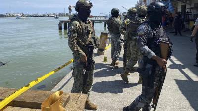 Militares se desplazaron al puerto de Esmeraldas tras el ataque a un grupo de pescadores que dejó al menos nueve muertos.