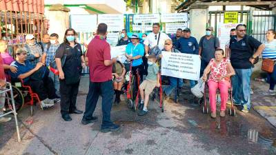 <b><span class=mln_uppercase_mln>lucha.</span></b> Pacientes renales protestan frente al hospital del IHSS.