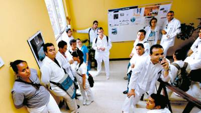 <b><span class=mln_uppercase_mln>Hospitales.</span></b> Médicos internos y en servicio social piden mejores condiciones y mejores tratos.