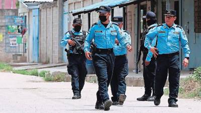 Policía de Honduras patrullando en una zona de alta incidencia de maras y pandillas.