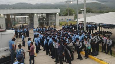 Un contingente de policías mantiene el resguardo de la cárcel de mujeres en Támara.