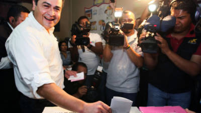 Juan Orlando Hernández, del Partido Nacional, al momento de depositar las papeletas en la urna.
