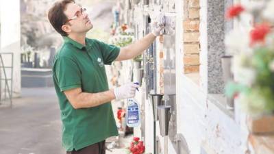 Juan Pedro Mellinas creó una empresa de cuidado de tumbas en Cartagena, España, pero no le alcanza para contratar personal.