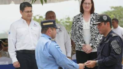 El presidente Juan Orlando Hernández junto a la embajadora de EEUU en Honduras, Heide Fulton.