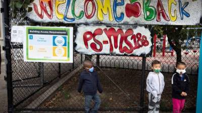 Un 60% del alumnado del sistema público neoyorquino esta recibiendo actualmente clases virtuales desde sus casas. Foto: EFE