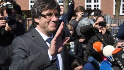 Carles Puigdemont saluda tras su liberación de una cárcel alemana.