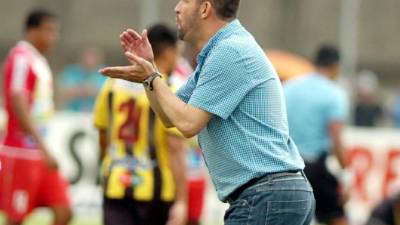 Javier Delgado dando indicaciones durante el juego ante Real Sociedad.