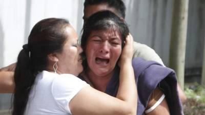 La madre de la menor Julissa Estefany Galeas, Ana Gámez, llora la muerte de su hija.