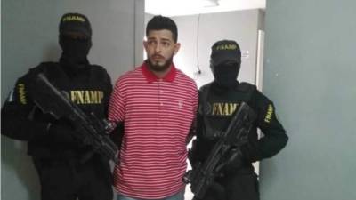 El detenido Enoc Esteban Delgado Pineda cuando era presentado ante las autoridades.